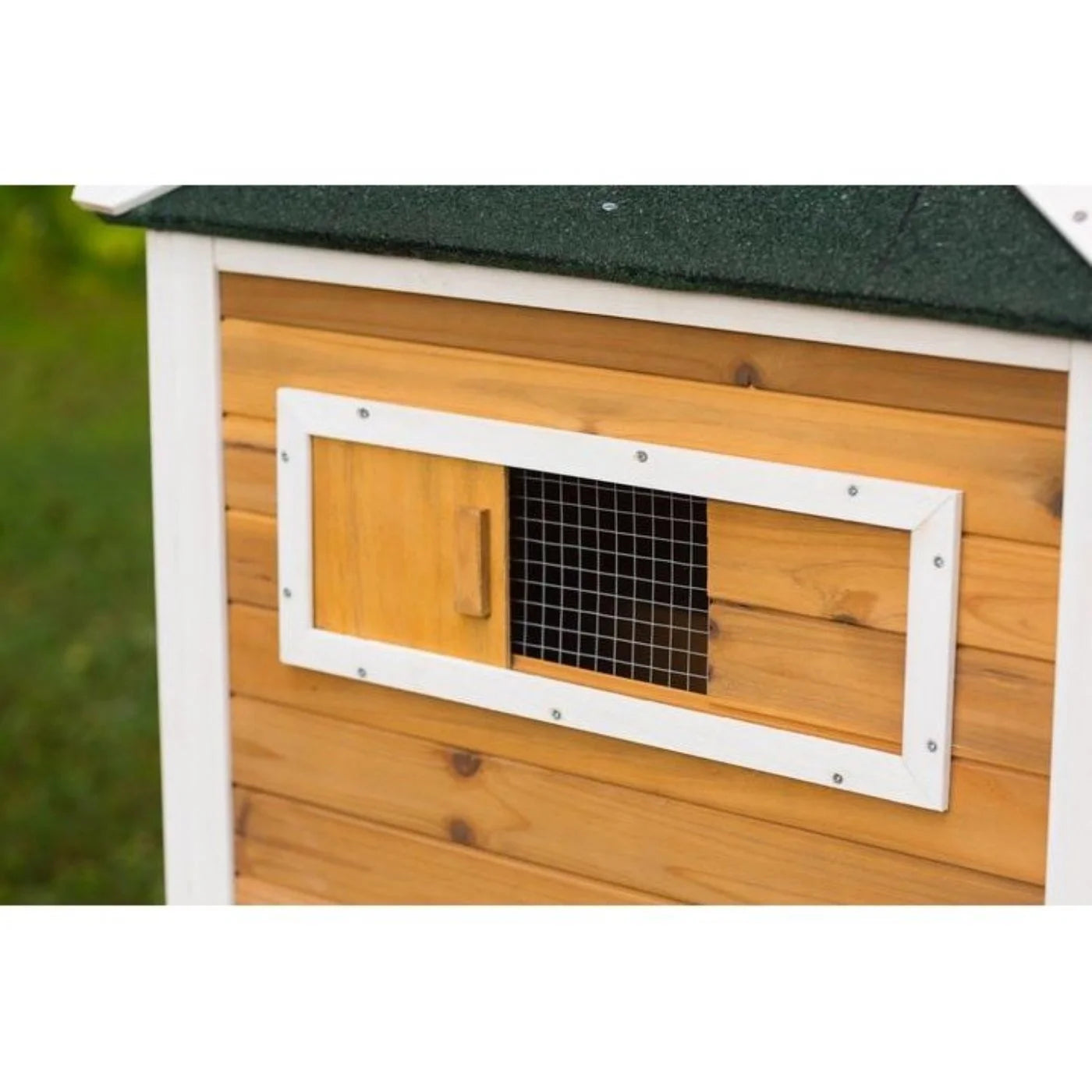 Prevue Pet Chicken Coop with Herb Planter - 4701